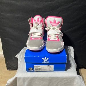 GENTLY WORN Adidas Original Roundhouse Shoes. (Women’s size 8/Youth size 6-6.5Y)